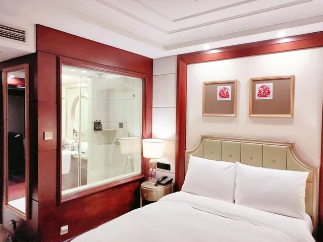 Standard, Queen Bed, No Window, Dalian Dynasty International 1/5
