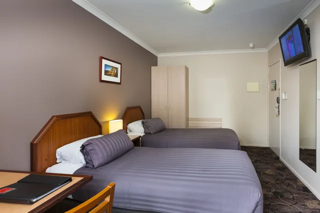 غرفة قياسية بسريرين منفصلين، Quality Hotel Bayswater 1/7