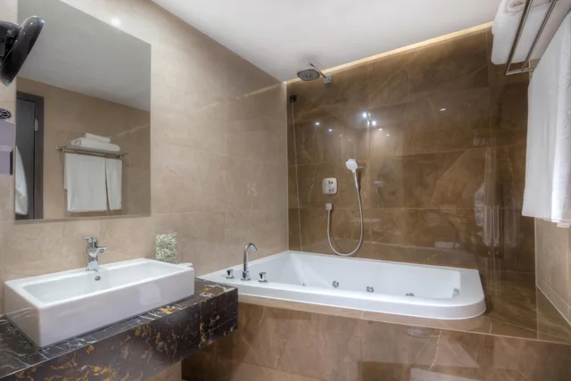 Deluxe, Double Bed, Emerald Hotel 9/9