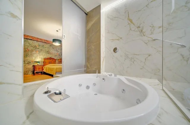 جناح، Hotel Liberty 8/10
