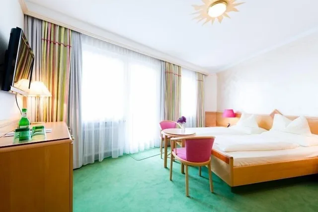 غرفة سوبيريور بسرير كوين مع أريكة، Hotel Schrofenstein 2/7