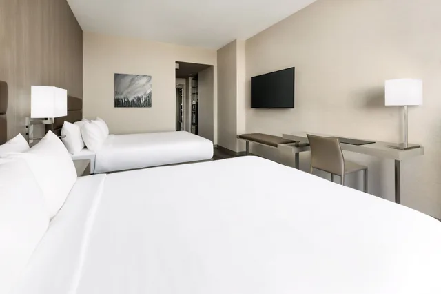غرفة قياسية بسريرين كوين، AC Hotel by Marriott Bethesda Downtown 1/2