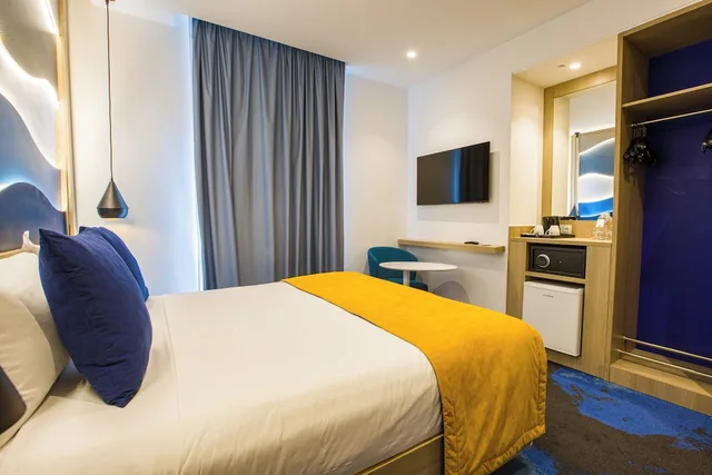 Deluxe, Queen Bed, Carlton 2/10