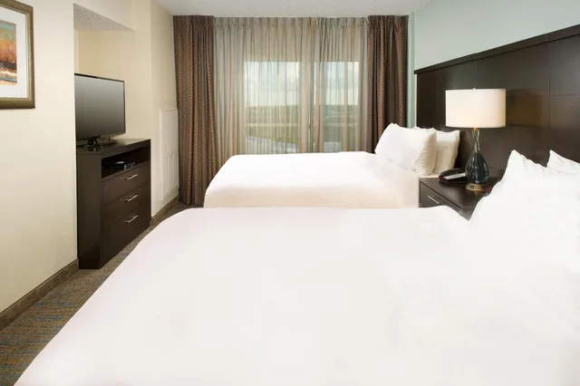 جناح بسرير كينج وسريرين كوين بغرفتي نوم، Staybridge Suites Bismarck 5/8