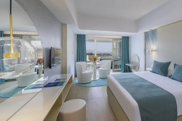 جناح جونيور بسرير كوين وسرير فردي بحوض جاكوزي، Ivi Mare - Designed for Adults by Louis Hotels 1/2