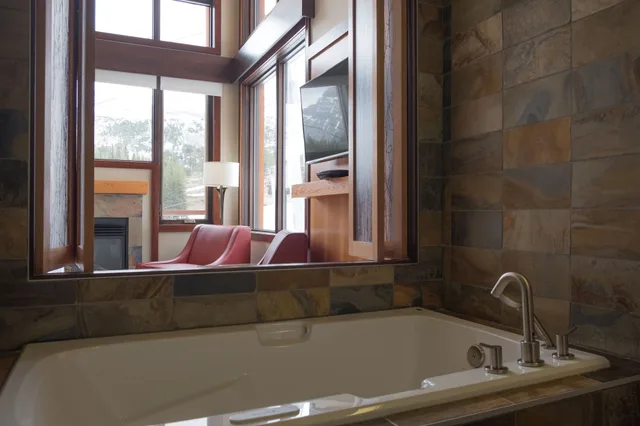 Premier, 1 Queen and 1 Murphy Bed, Queen Murphy Bed، Sunshine Mountain Lodge - Superior Room 3/3