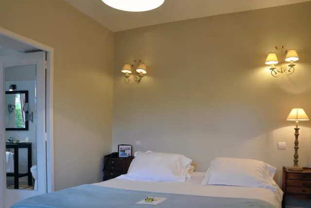 غرفة قياسية بسرير مزدوج، HOSTELLERIE DE LA VIEILLE FERME 1/1