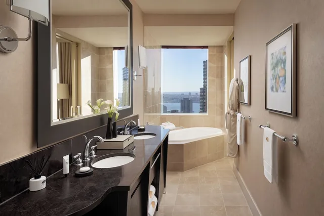 غرفة متصلة عائلية بسرير كينج وسريرين منفصلين بإطلالة على النهر، Mandarin Oriental New York 3/3