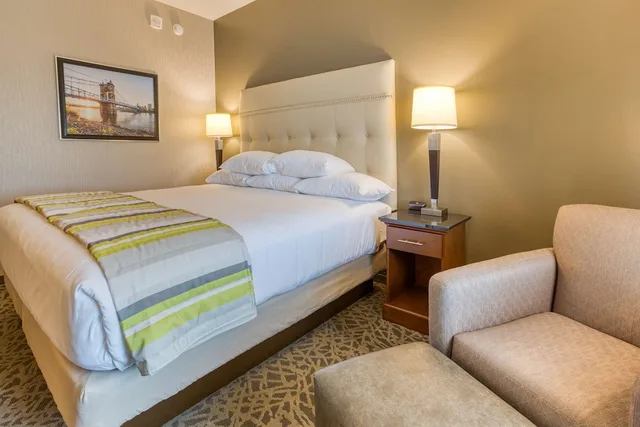 غرفة بسرير كينج، Drury Inn and Suites Cincinnati Northeast Mason 2/2
