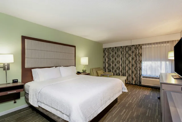 Standard, King Bed, Hampton Inn Melbourne 1/3