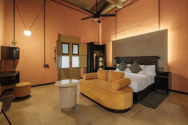 Superior, Suite, Pug Seal Oaxaca 7/10