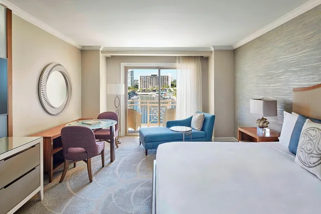 غرفة بسرير كينج بإطلالة على المرسى بشرفة، The Ritz Carlton Sarasota 2/5