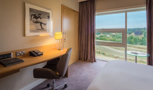 Deluxe, Family, King Bed, Country Side View, Sofa، Hilton At St Georges Park Burton upon Trent 6/6