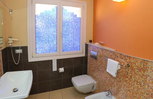 جناح جونيور بسرير كوين، Janus Hotel 2/3