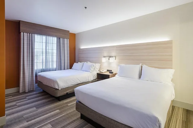 جناح بسرير كوين بمنطقة جلوس، Holiday Inn Express Lexington 1/2