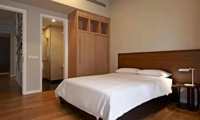 غرفة بسريرين مزدوجين وسرير كينج وسرير كوين بغرفتي نوم، E&O Residences Kuala Lumpur 3/8