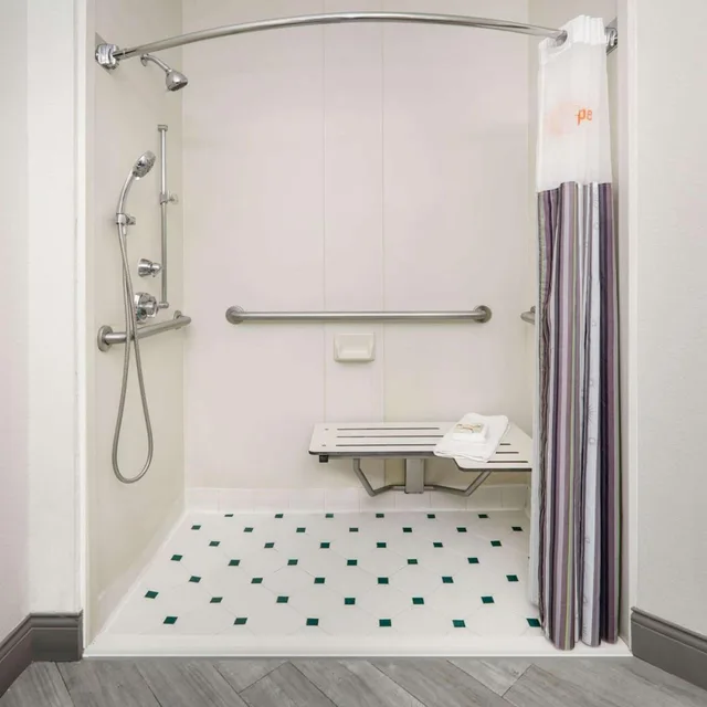 غرفة بسريرين مزدوجين بحوض استحمام لذوي الإعاقة، La Quinta Inn & Suites by Wyndham Dallas - Addison Galleria 8/9