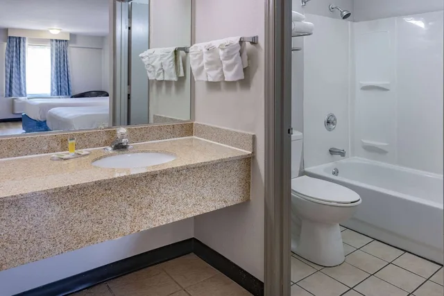 غرفة قياسية بسرير كينج، Days Inn by Wyndham Spartanburg Waccamaw 6/8