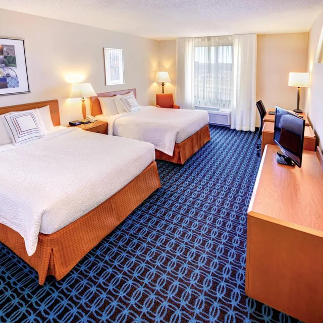 غرفة بسريرين كوين بحوض استحمام لذوي الإعاقة، Fairfield Inn Suites Wausau 1/3