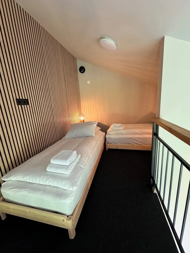 غرفة عائلية رباعية بسرير مزدوج وسريرين منفصلين، Hotel Vik 1/10