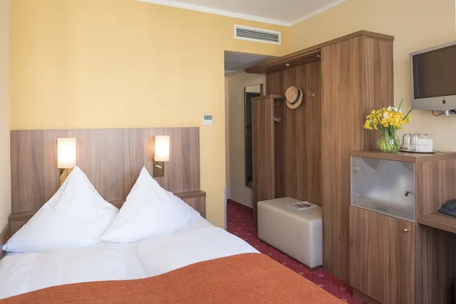 Standard, Queen Bed, Schlicker Zum Goldenen Lowen 2/6
