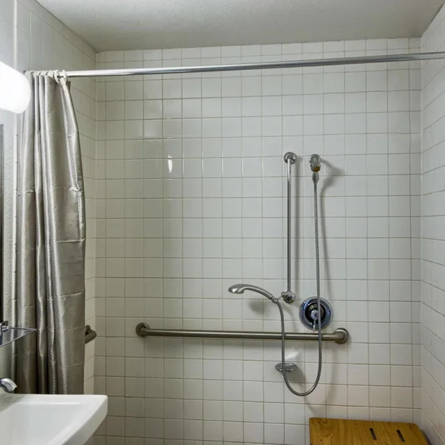 1 Full Bed ADA/RI Shower, Motel6 Everett, WA - North 8/10