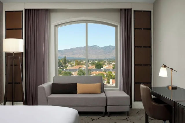 غرفة ديلوكس بسرير كينج، SHERATON LOS ANGELES SAN GABRIEL 3/4
