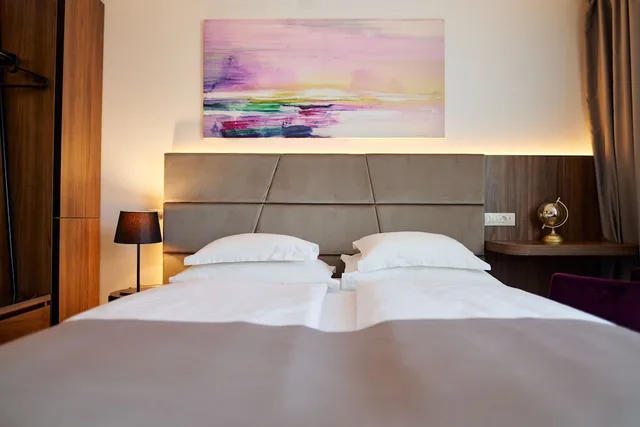 غرفة قياسية بسرير كوين بإطلالة جزئية على البحر، Paris Hotel 6/10