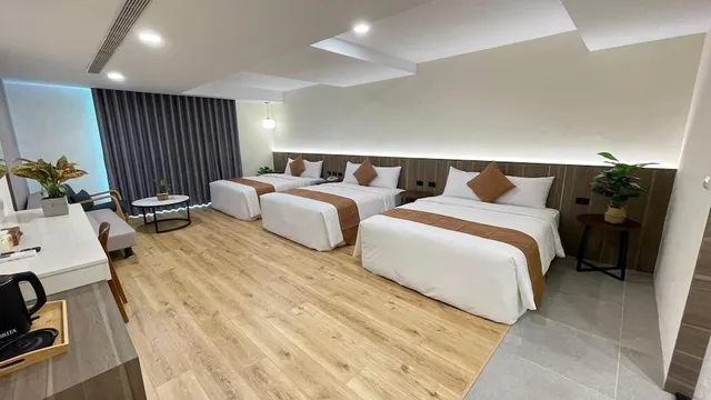 غرفة بثلاثة أسرّة بإطلالة على الجبل بشرفة، Ocean KT Inn 1/2