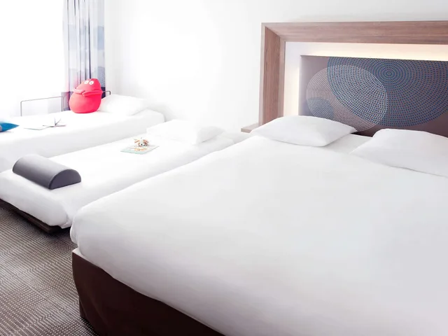 Superior Room Queen size bed Sofa bed 1 place, Novotel Paris 17 8/10