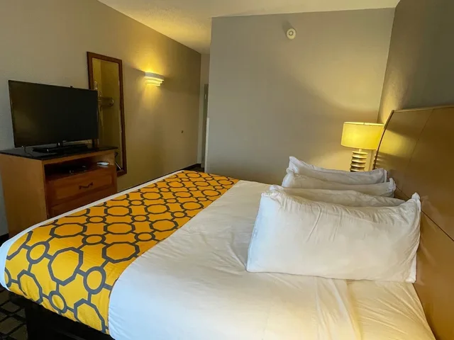 غرفة بسرير كينج، Baymont By Wyndham West Plains 5/6
