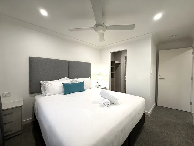 Renovated, 2 Bedrooms, Superior, Apartment, 1 King and 2 Queen Beds، Southport Motel & Apartments 4/8