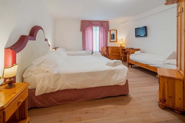 غرفة رباعية بسريرين مزدوجين، Royal Hotel Cortina 1/4