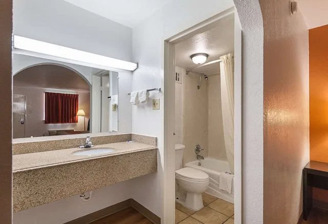 غرفة قياسية بسريرين كوين، Motel6 San Antonio, TX - I-10 West 9/10