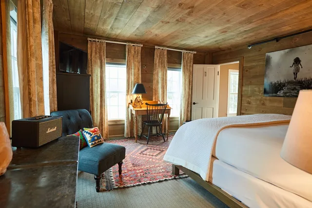Comfort, Single, King Bed, Shelter Harbor Inn 4/8
