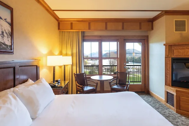 غرفة بريميوم بسرير كينج بإطلالة على البحيرة، Crowne Plaza Lake Placid 1/1