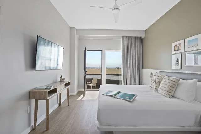 جناح بسرير كينج بإطلالة على البحر بشرفة مع أريكة، Sea Sprite Hotel 1/4