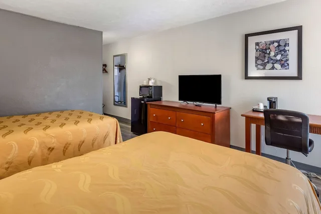 غرفة قياسية بسريرين مزدوجين، Quality Inn Fayetteville near Fort Bragg 5/7