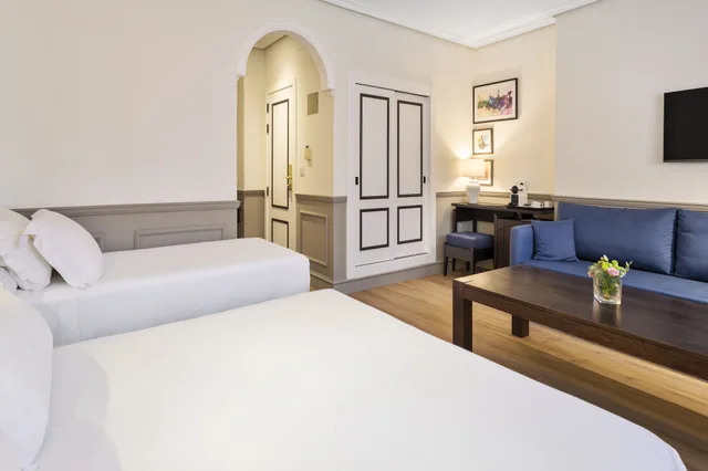 غرفة عائلية بسرير كوين وسريرين منفصلين، H10 Corregidor Boutique Hotel 1/4