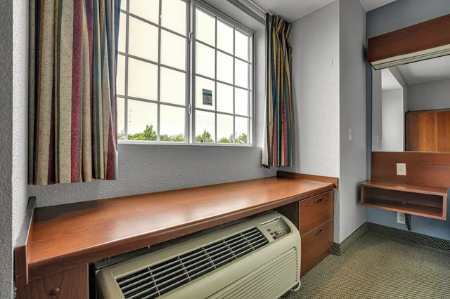 Standard, Queen Bed, The Block Hotel 5/8