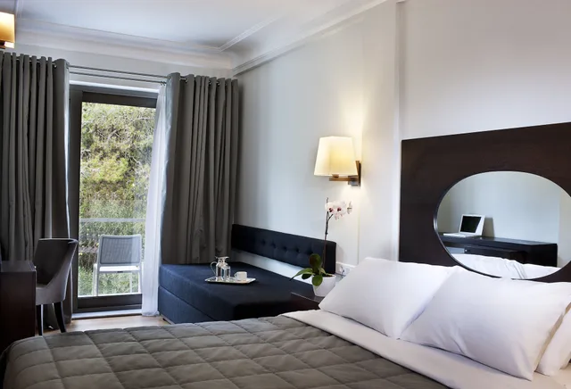 غرفة بسرير مزدوج مع أريكة، Acropolis Hill Hotel Athens 1/2