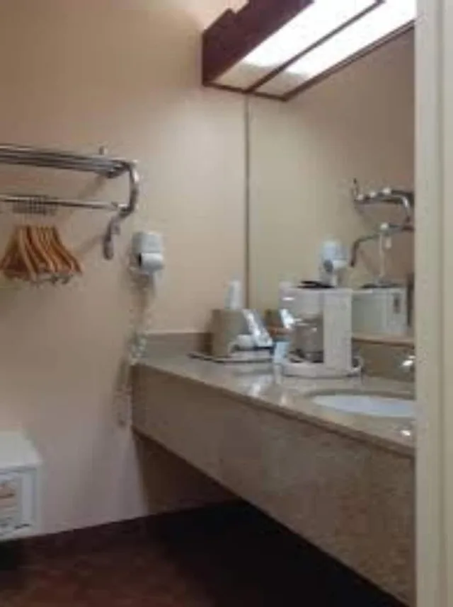 جناح بسرير كينج مع أريكة للمدخنين، Econo Lodge Inn & Suites San Antonio near Frost Bank Center 5/5