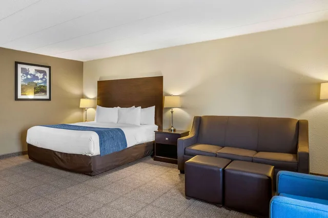 غرفة بسرير كينج مع أريكة، Comfort Inn Grand Rapids Airport 2/5