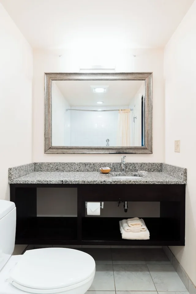 غرفة بسرير كينج بشرفة، Belfast Harbor Inn 5/8