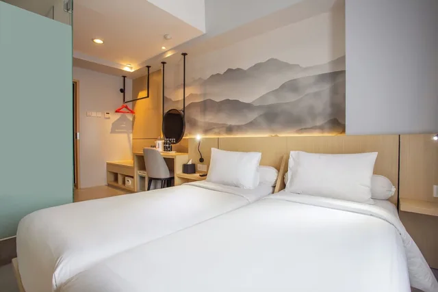 Smart, Economy, Twin Beds، Harris Hotel & Convention Gubeng 1/6