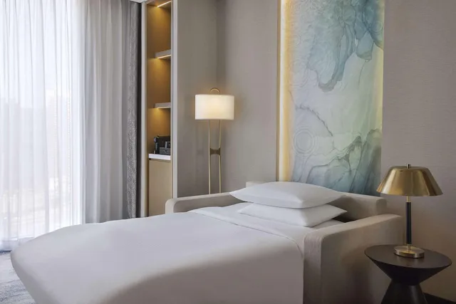 1 Bedroom, Superior, Suite, Burj Khalifa View، Embassy Suites by Hilton Dubai Business Bay 3/4