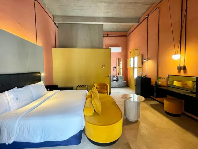 Superior, Suite, Pug Seal Oaxaca 4/10