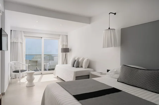 غرفة بريميوم ثلاثية بسرير كينج بإطلالة على الفناء بغرفة نوم واحدة مع أريكة، Aressana Spa Hotel and Suites 7/10