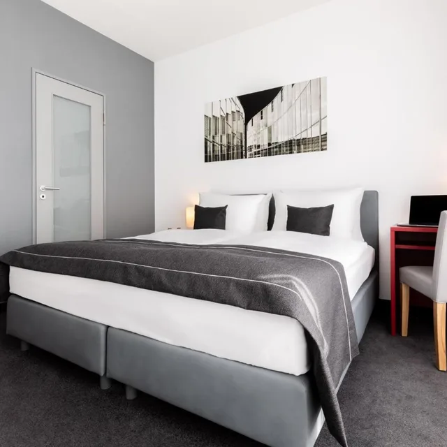 Standard, Single Bed, Bathtub, Garner Hotel Berlin - Gendarmenmarkt by IHG 1/8