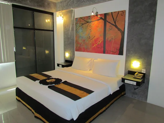 Suite, 2 King Beds, The Front Hotel And Apartment 2/3